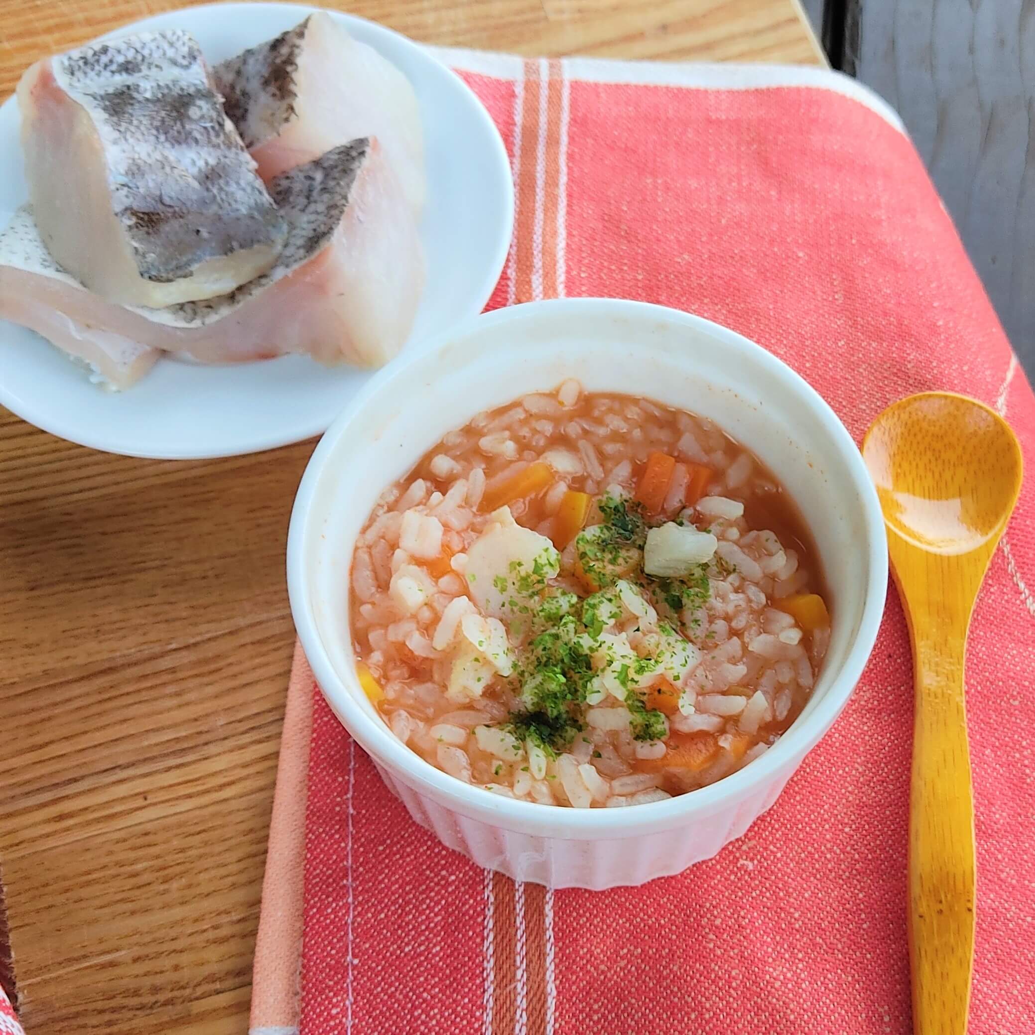 《離乳食後期》トマトジュースと鱈のレンジ軟飯　ポリラップ　レシピ