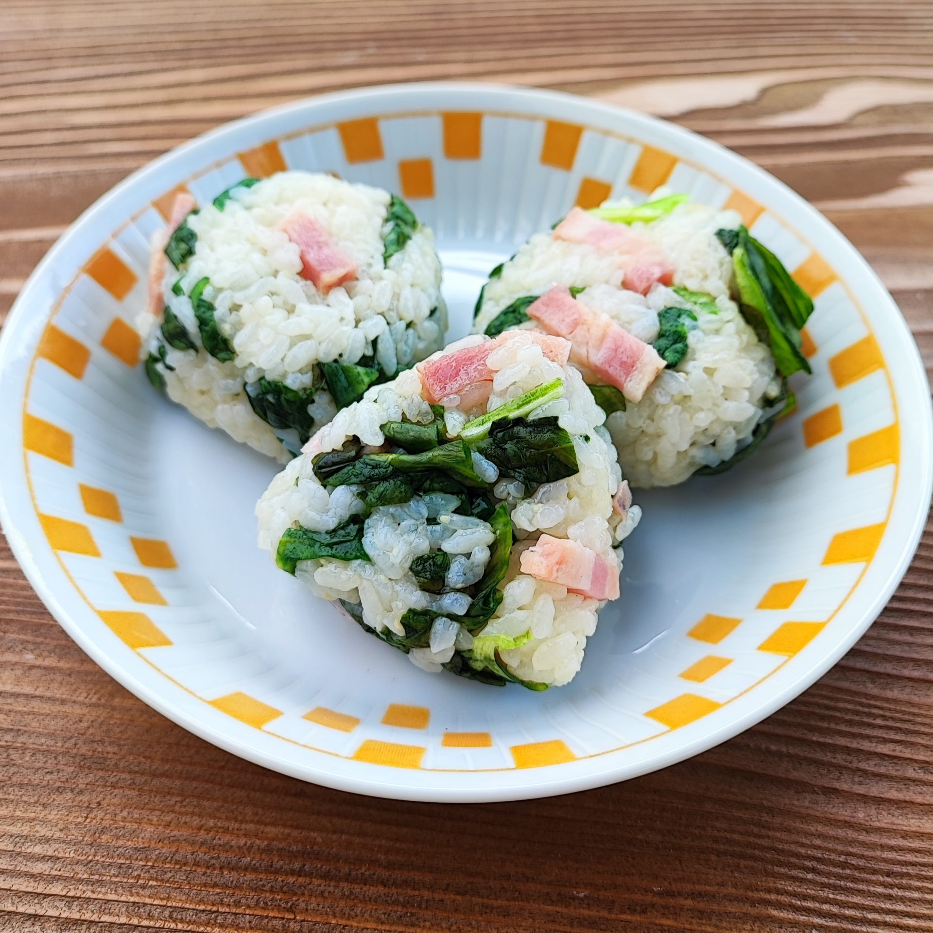 レタスとベーコンの春色おにぎり　ポリラップ　レシピ