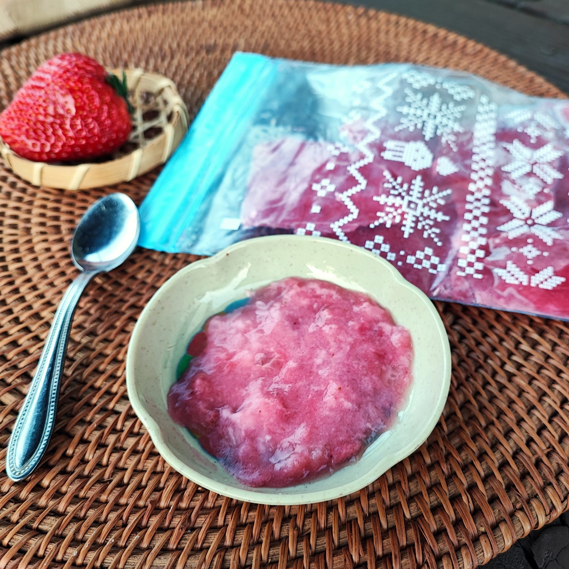 《離乳食中期～》とろとろ苺の冷凍保存　ポリラップ　レシピ