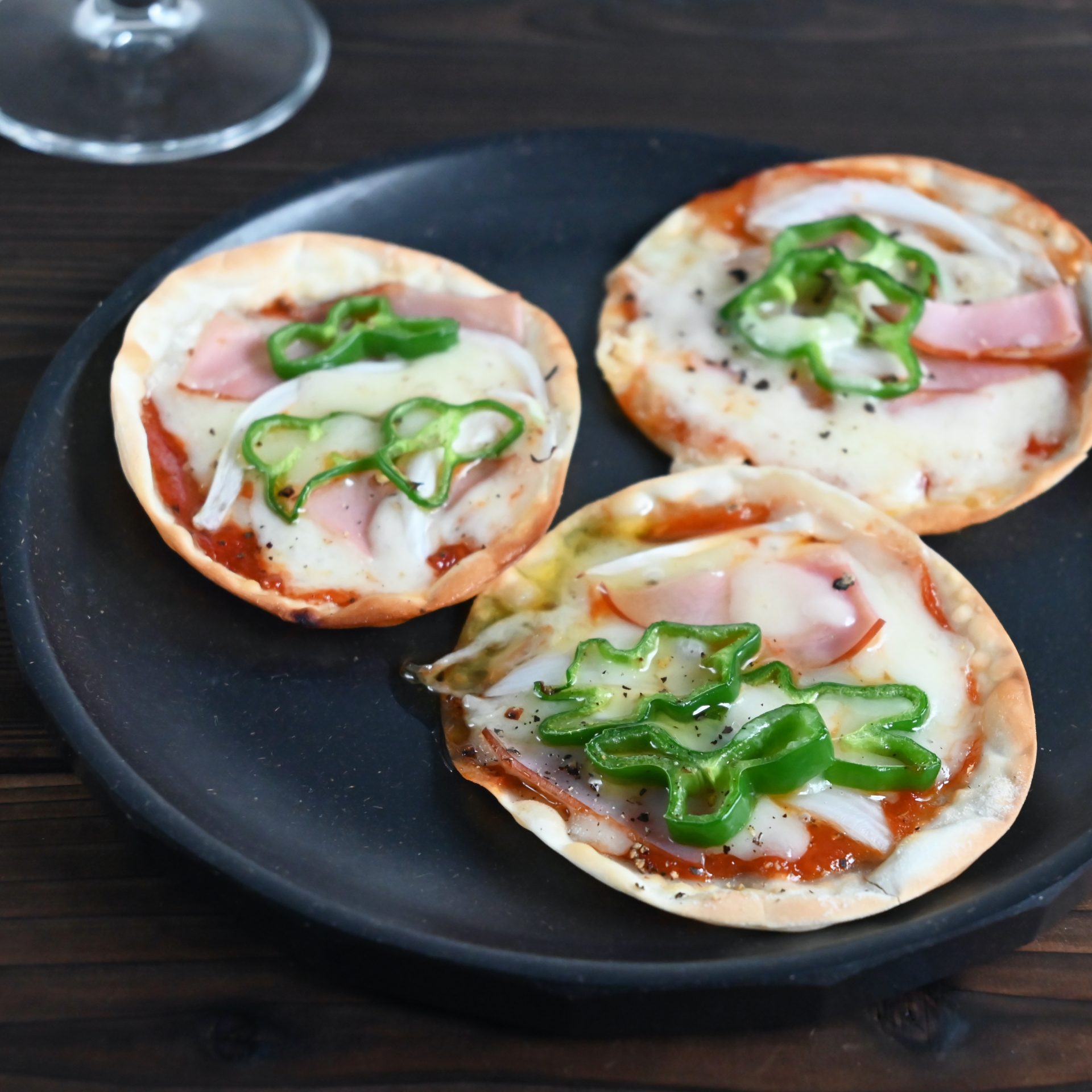 餃子の皮で簡単ミニピザ　ポリラップ　レシピ
