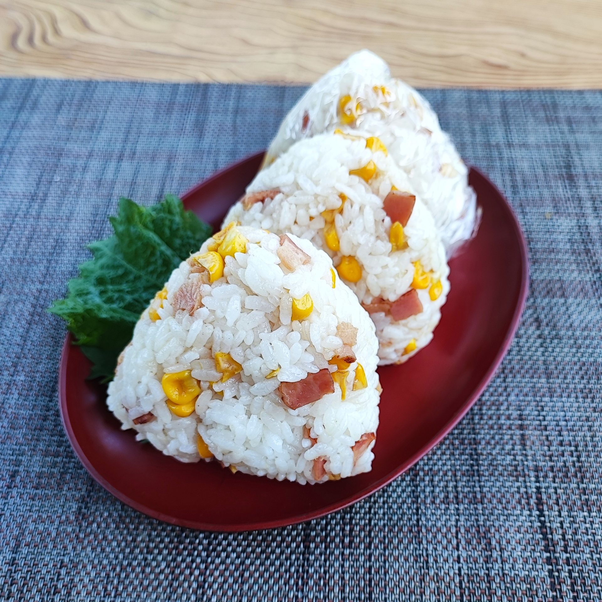 焦がしベーコーンの塩麹おにぎり ポリラップ レシピ