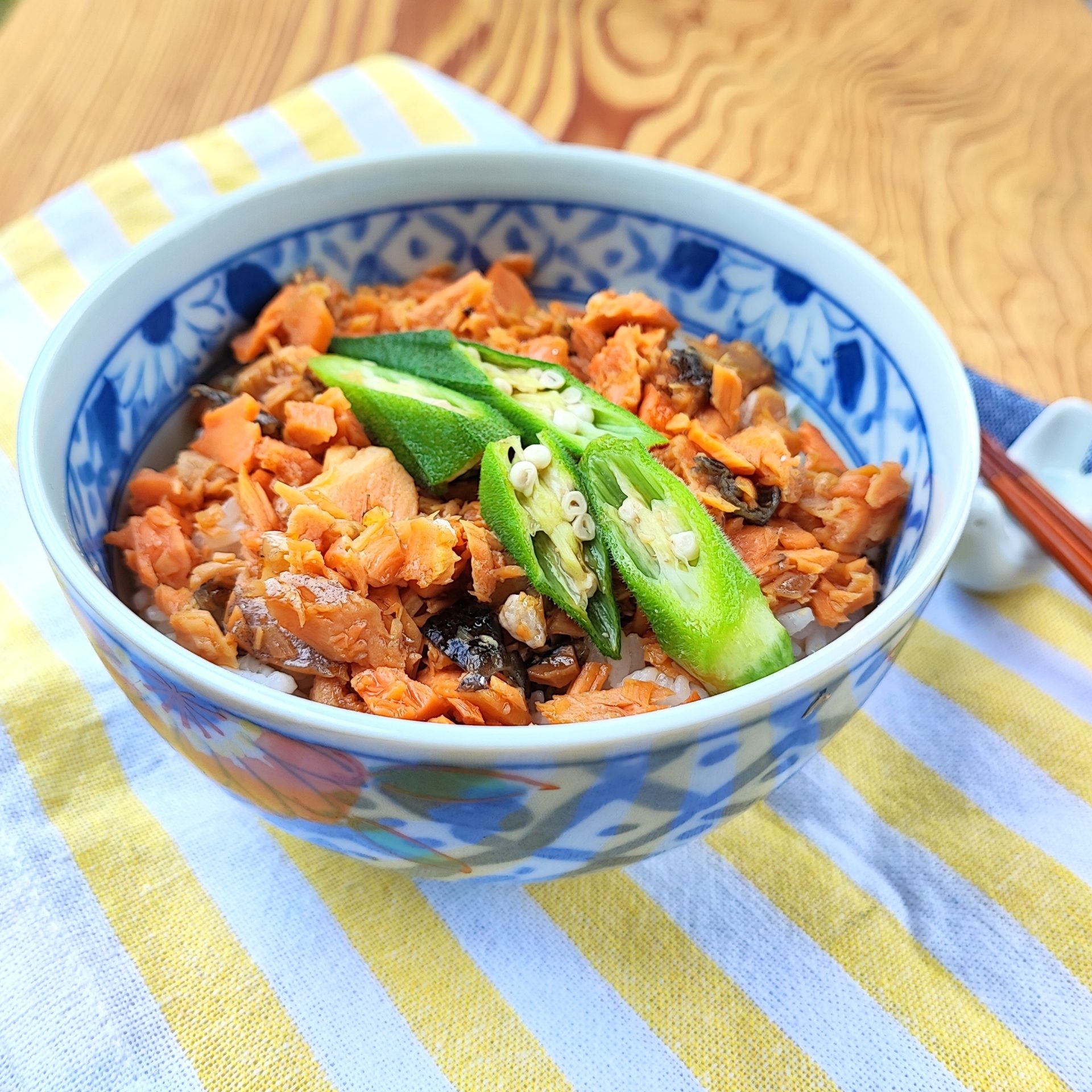 簡単!甘塩鮭のほぐし丼 ポリラップ レシピ